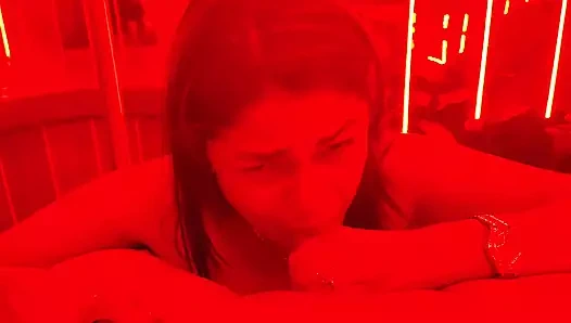 Neon odasında gavat kocama kadın egemenliği amazon pozisyonunda emiyor ve sikişiyorum