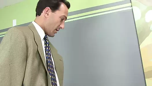 Hawaii güzelinin öğreneceği çok şey vardı ve o zor yolu seçti