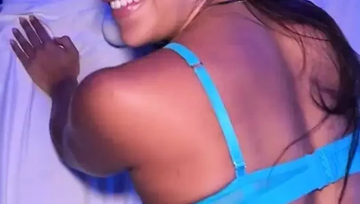 Mürekkepli esmer sisi rose yarakla dolmaya hevesli