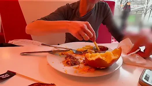 Tamamen dolgun üst giyen bir restoranda öğle yemeği yiyorum pirsingli meme uçlarımı ve seksi göğüslerimi teşhir ediyor
