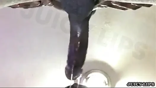 Sulu dudaklı ağız sikini o kadar ıslak şaplaklıyor ki sert bir şekilde sikiyor!!