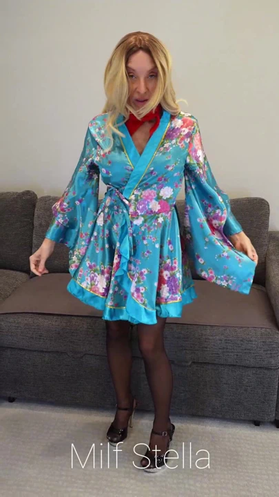 Siyah topuklu mavi elbise