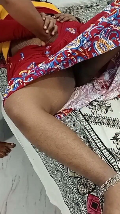 Tamil üvey kız kardeş porno izliyor üvey erkek kardeşi yakalandı ve sert üvey kız kardeş edepsizce ateşli inliyor | Klip 1
