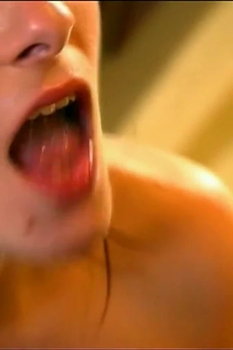 Genç erkekler aslan gücüyle birbirlerini sevişiyor.