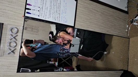 Yatak odasına yürüdü ve bana sikini emdirdi