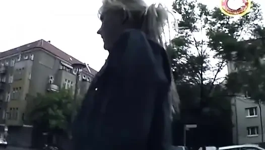 Yağlanmış sarışın kanepede kalın dildoya biniyor