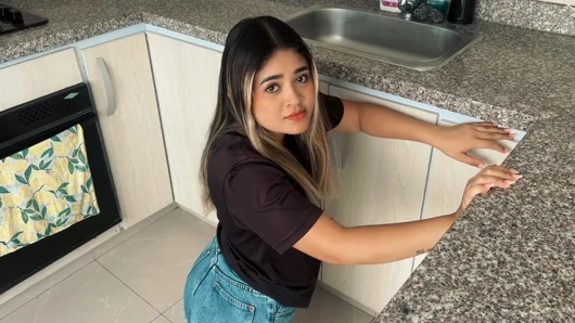Işe yaramaz hizmetçi işten atılmamak için diz çöküyor - penisimi emiyor ve ben onu sertçe seviyorum