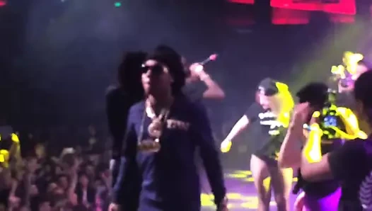 Moskova'da siyah boğalar rus kızlarla seks yapıyor!