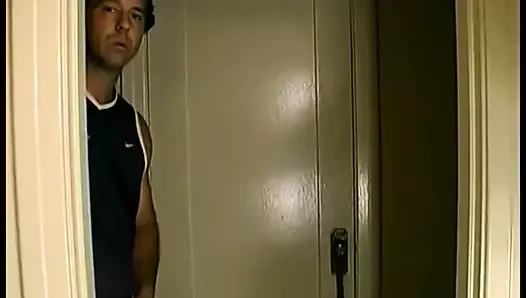 Oynak sarışın, sapık komşusunu hobisi hakkında dürüstçe konuşmaya davet ediyor