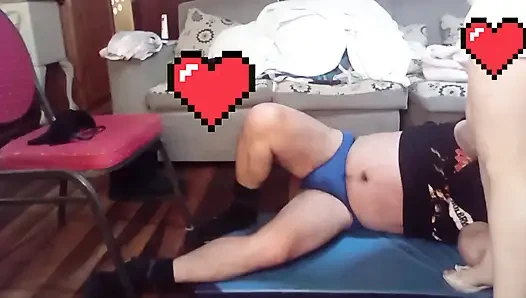 Kölenin karnına tekme atıyor