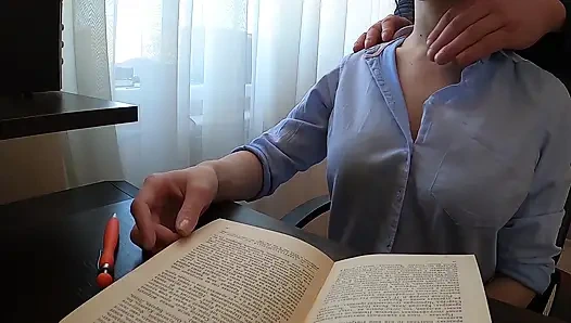 Büyük memeli bir öğrenci ailesi evde yokken sikiliyor