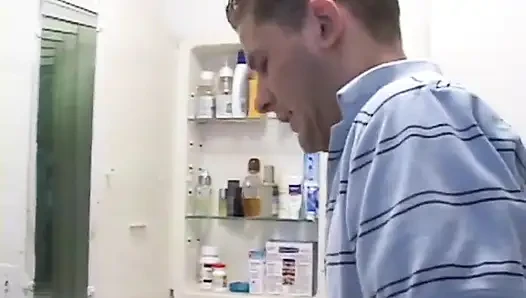 Vicky Vette kıllı amcığıyla mutfakta sikişiyor