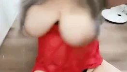 Tattoed sarışın bebek sallamak ve büyük göğüslerini tokatlamak!