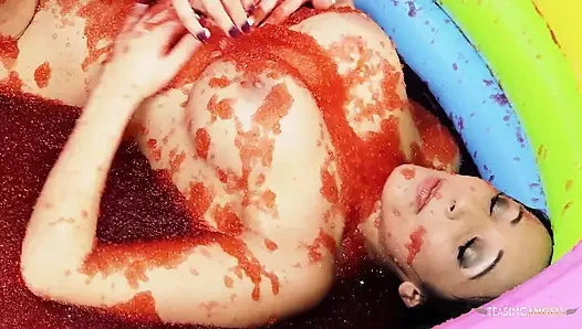 Öpüşmek iki esmer arasında yemek güreşine dönüştü