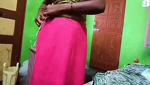 Ammu büyük göğüslerini gösteriyor ve sari değiştiriyor