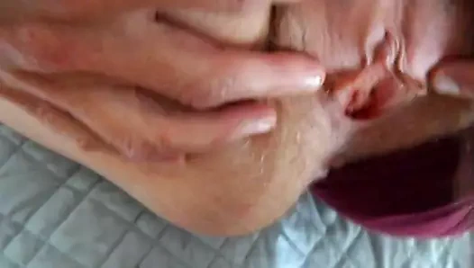 Ayrılık onu külot için göstermek kıllı kedi ve sert klitoris