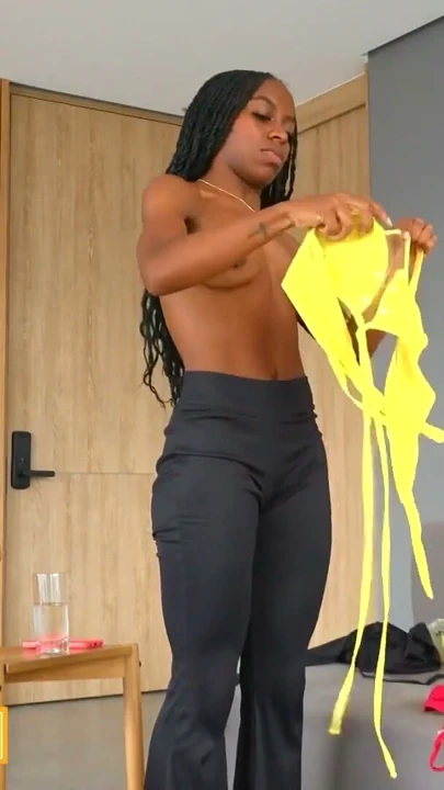 Fit ebony Latina, kalın yapımcıyla casting'de çıplak ve sertçe sikildi | Klip 1