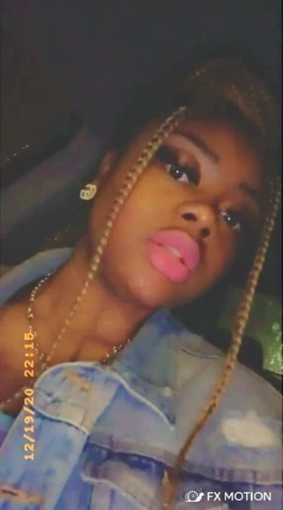 Parlak gözlü wit dem pembe sulu dudaklar