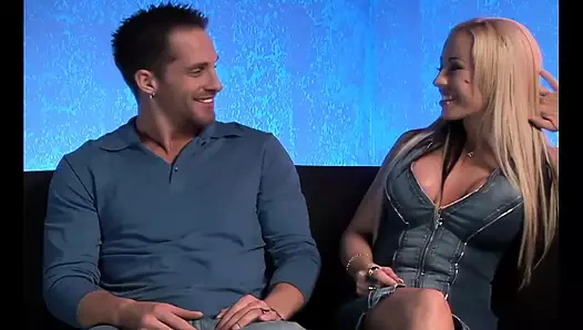 Sarışın hatun ona sakso çekiyor ve götünü siktiriyor