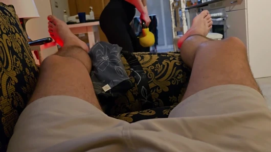 Üvey annem antrenman yapıyor ve beni mastürbasyon yaparken yakalıyor! Bana iyi bir oral seks yaptı ve ağzına boşaldım