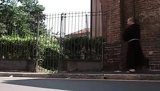 Verleidelijke milf zuigt en berijdt priester in taboe-ontmoeting