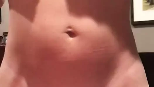 Çarpıcı vücudunu okşayarak