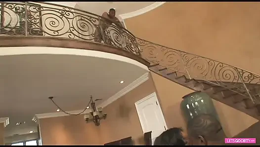 Kalın zenci kadın iki uzun siyah yarakla parçalanıyor