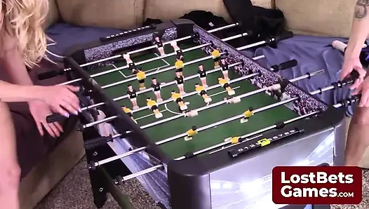 Dylan og Carmen er tilbake for en spennende kamp med Strip Foosball