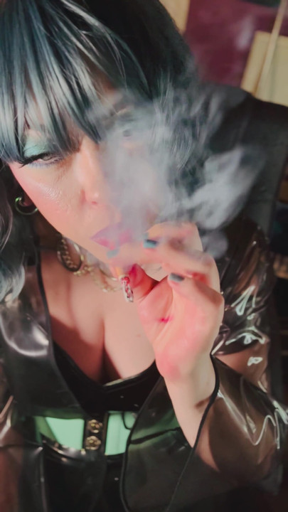 O bir pvc rüya! Tina Snua sürüklenen 2 sigara içiyor, snap inhales ve omi. Öksürük, sigara içen | Klip 2
