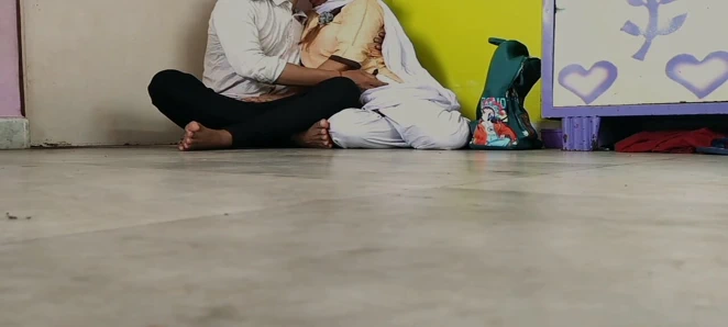 Desi chudai öğrenci odasında başladı, eğitime gelen kız