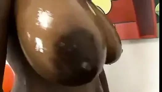 Zenci iri güzel kadın yarak emiyor ve sert sikiliyor