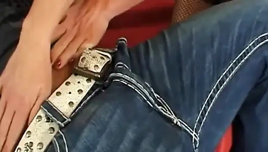 Fileli sarışın orta yaşlı seksi kadın amını yalatıyor ve sert sikiliyor