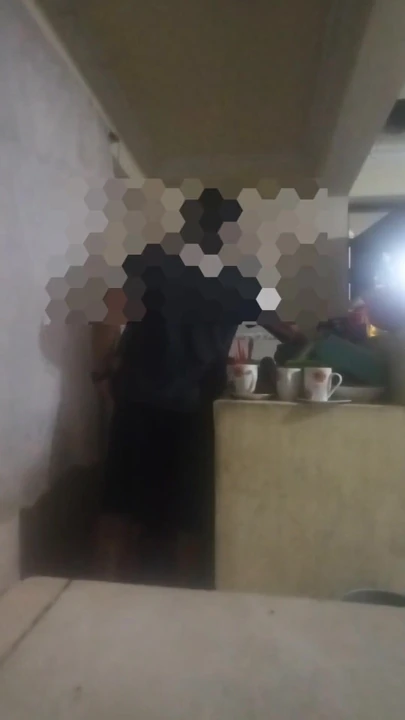 Сногсшибательный момент из "Горничную трахнули на кухне (почти обнаружила моя жена)"