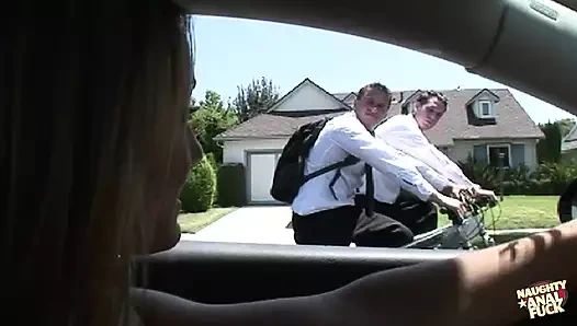 Büyük göğüsleri iki adamı çok azdırdı, ona çifte penetrasyon yaptılar