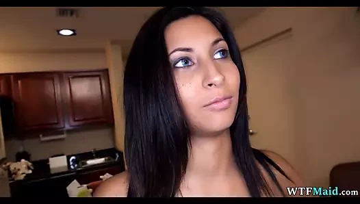 Güzel hizmetçi biraz para için benim sikimi emdi