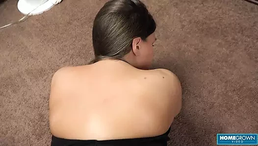 Esmer amatör cece mecta bakış açısı amcık oynadıktan sonra sikiliyor