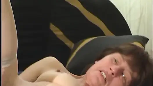Gevşek nine yumruklanıyor