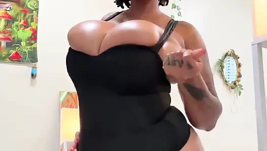 Zenci hatun büyük göğüslerini ve güzel kıllı amcığını göstererek dans ediyor