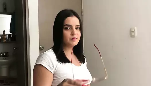 Üvey erkek kardeşimin yarağını görmek beni ateşli yapıyor, emiyor ve sonra amımı sikmesine izin veriyorum - İspanyolca porno