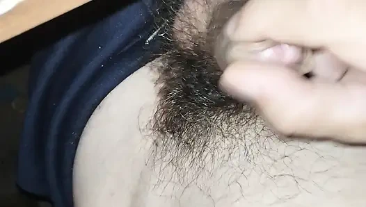 Kıllı yarakla mastürbasyon