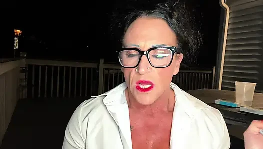 Sigara içen orta yaşlı seksi kadın tanrıça dölünü istiyor