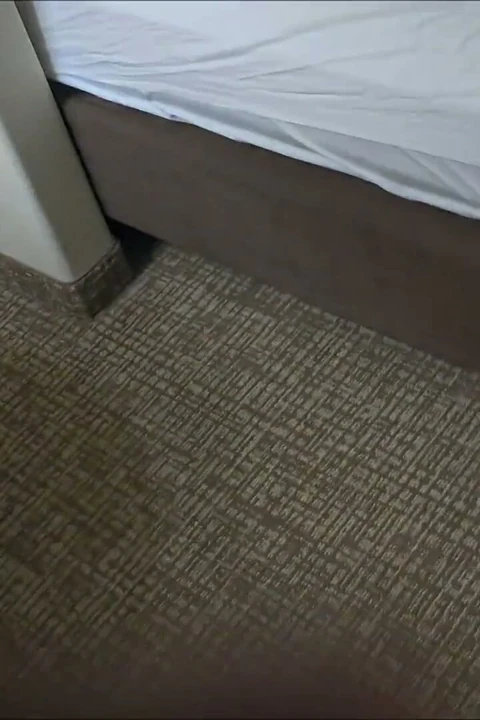 Kocam sikişmem için karısını otele koydu