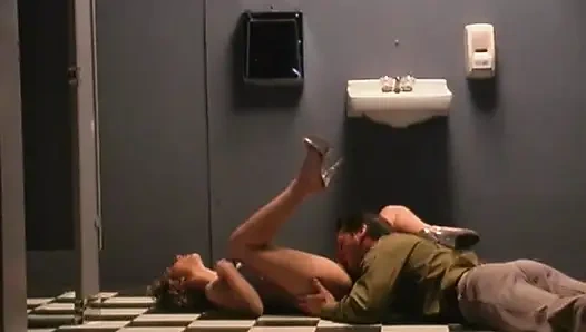 Baş aşağı sikiş sıkı amcığımı genişliyor