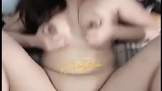 Güzel pinay orta yaşlı seksi kadın ev sahibinin kirasını ödemek için sıkı amını sikmesine izin veriyor.