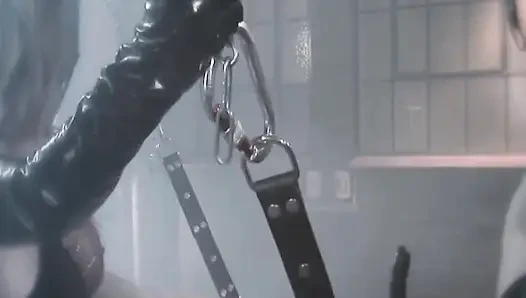 Seksi üniformalar- iç çamaşırlı seksi sarışın bdsm seansında dildo ve yarakla sikişiyor