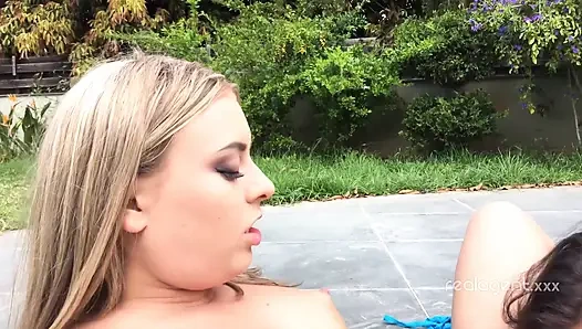 Göğüslü esmer fahişe havuz başında güneşlenir ve kız arkadaşının ıslak deliklerini yalayabilir