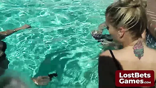 Kavurucu bir gündü, bu yüzden striptiz oynadılar
