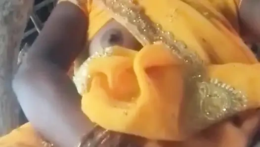 Yenge sarı sari içinde amını gösteriyor, parmağımı sokup su çıkardım