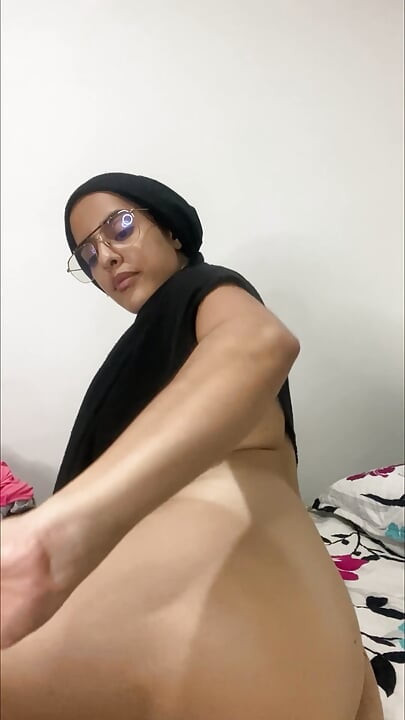 Arap kocası tarafından izlenirken sikişiyor ve birden fazla orgazm oluyor