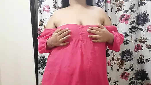 Sıcak yaramaz kız heyecanlanıyor ve soyunma..